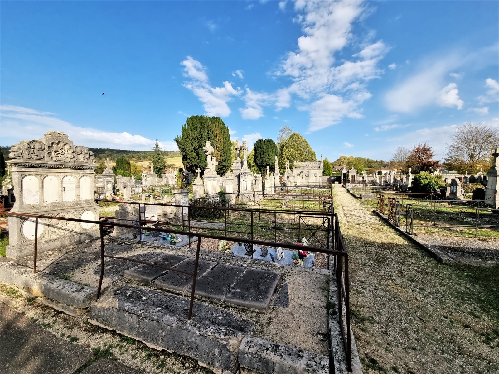 au-cimetiere-du-faubourg-pave-de-verdun-les-tombes-anciennes-font-tout-le-charme-de-l-endroit-photos-er-frederic-plancard-1667232815