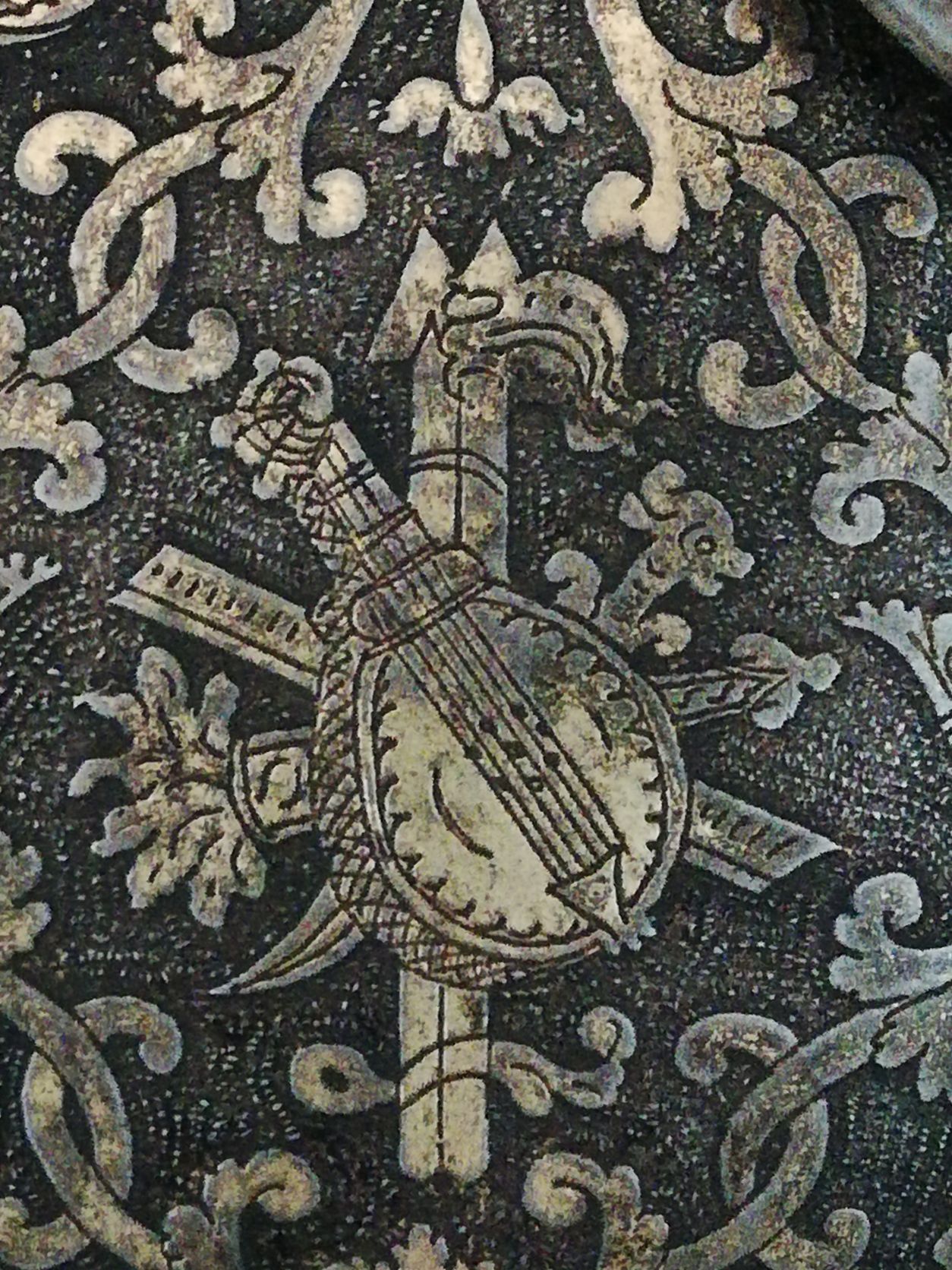 instrument-musique_decor-demi-armure-officier-infanterie-vers-1590_musee-armee_expo-musee-sedan-2026