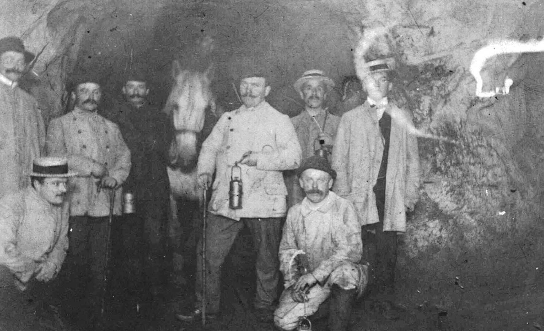 mineurs-dans-une-galerie-de-la-mine-d-aumetz-avec-un-cheval-au-debut-du-xx-e-siecle-photo-archives-rl-1712335412