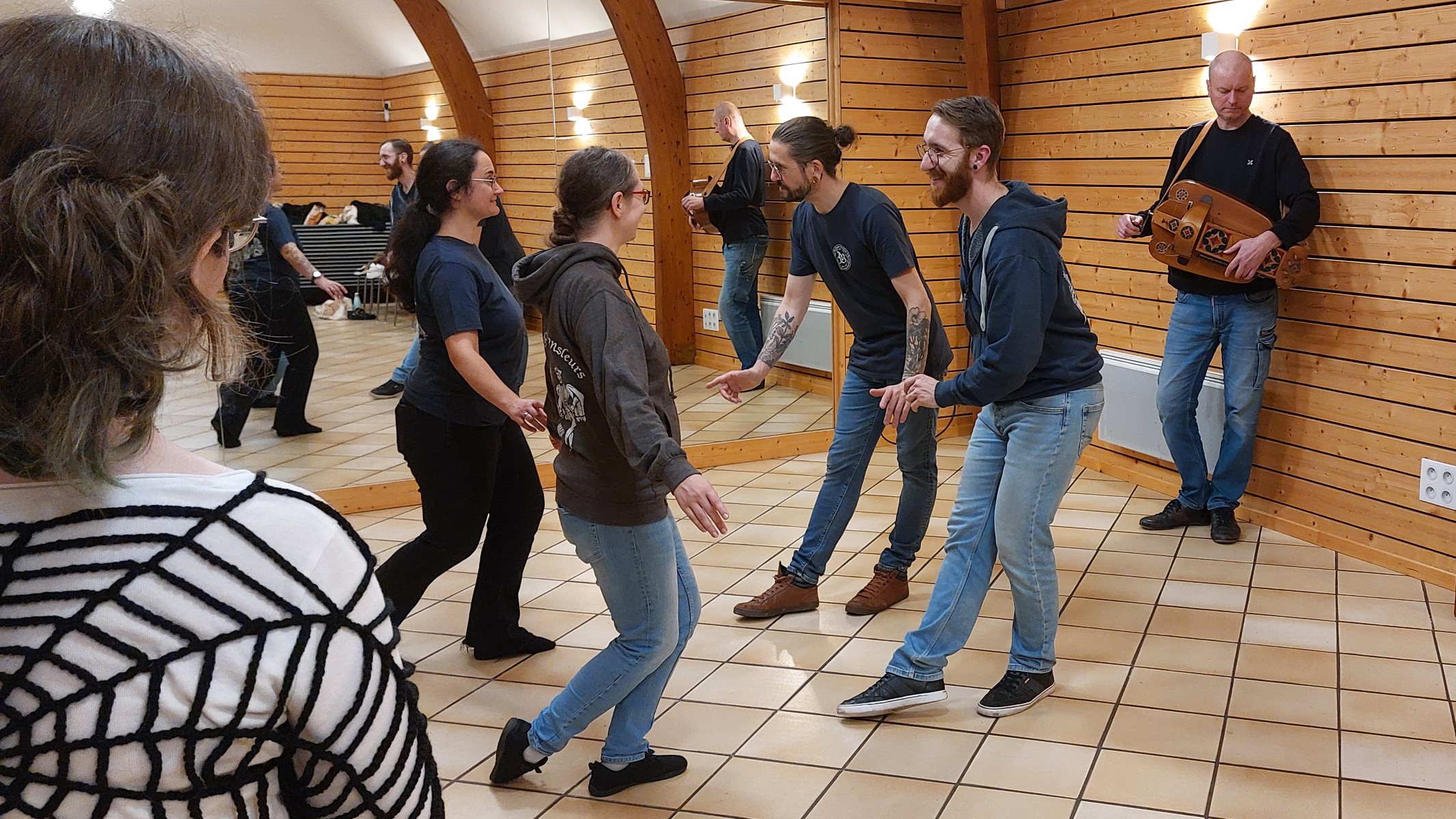 Initiation-danses-méd-Renaissance-20251105_210655 copie-Les-Joyeulx-Bransleurs