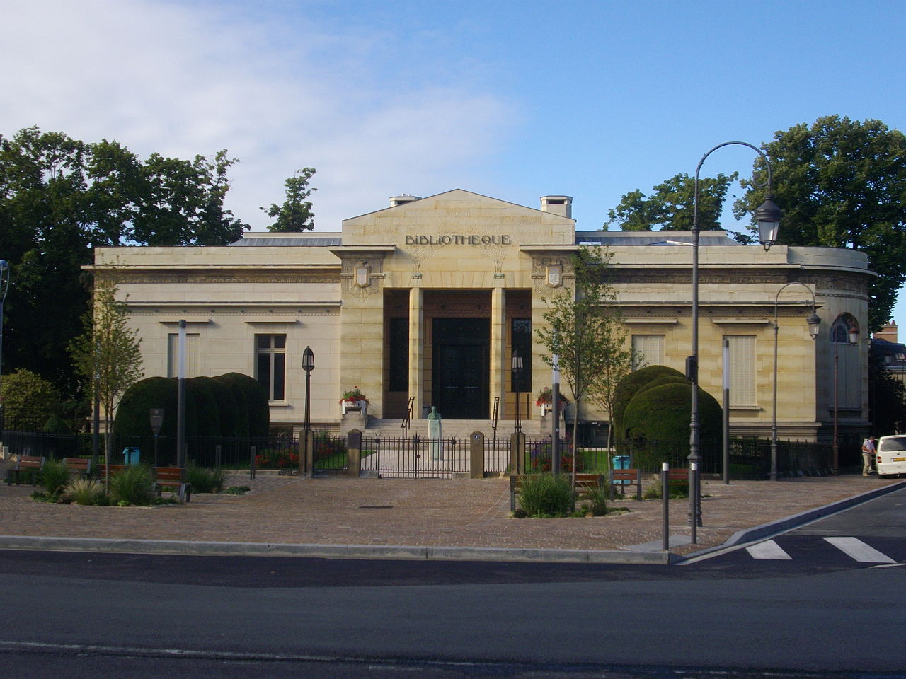 1280px-Reims_-_bibliothèque_Carnegie_(1)